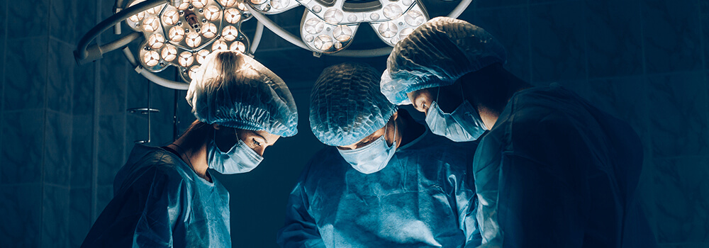 chirurgiens pratiquant sur une table d'opération