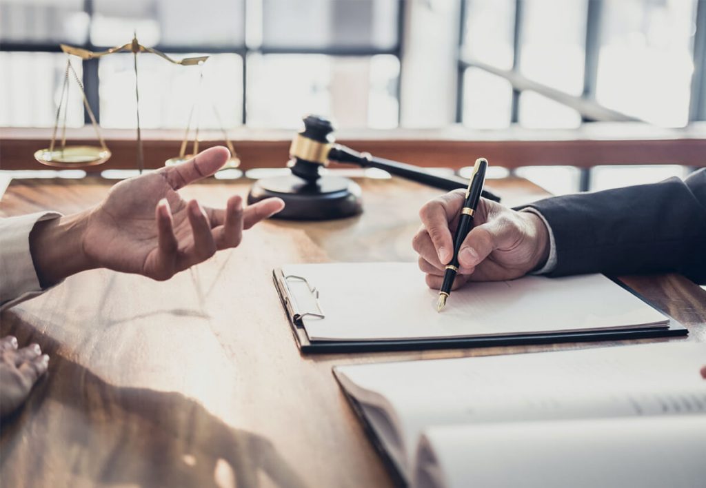 Avocat avec un stylo à la main discutant avec un client