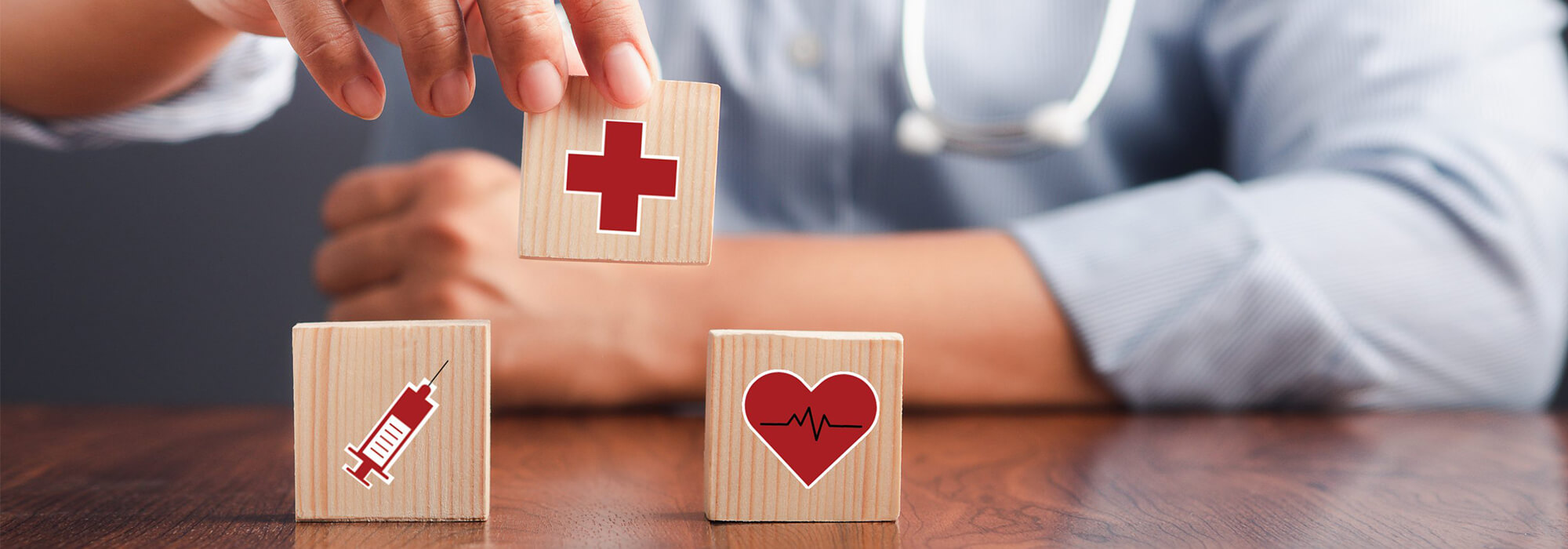 Assurance santé - Cubes en bois avec symbole santé