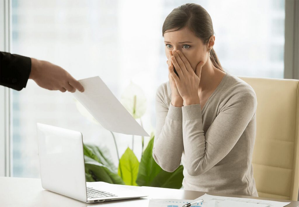 femme stressée devant un document juridique