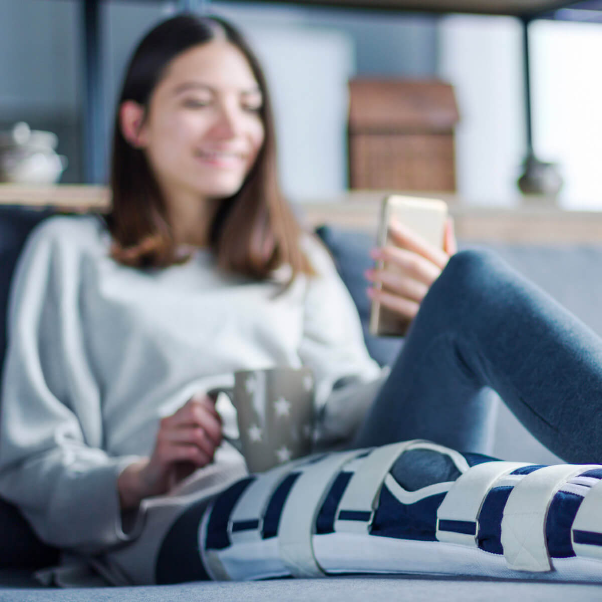 Patiente chez elle avec une attelle à la jambe