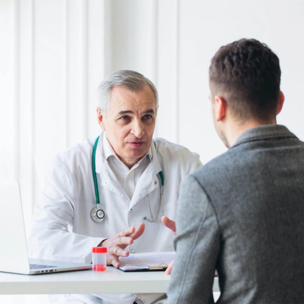 Médecin en blouse blanche discutant avec son patient